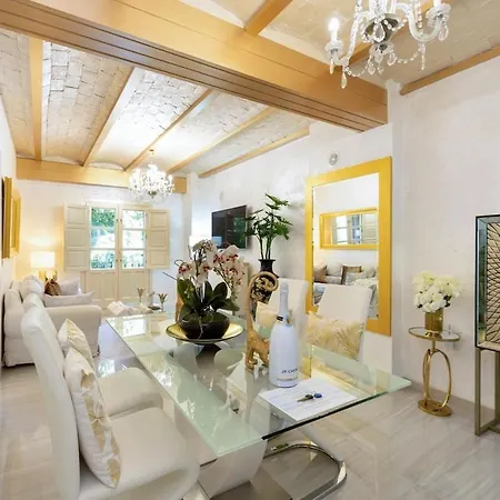 Luxury Apartment *
